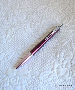 Dlugopis Parker Urban Premium Dark Purple 1931569 to propozycja skierowana przede wszystkim dla kobiet. Oryginalne zestawienie mocnego koloru w tym przypadku fioletu sprawia, że długopis ten w (1).JPG